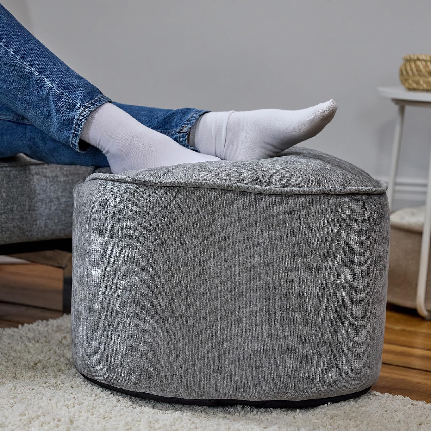 Icon Milano Hocker, Grau, Flauschiger Chenille Stoff, Samt Sitzsack, Sitzpuff, Pouf Hocker mit Füllung, Fußhocker für das Wohnzimmer, Deko Wohnzimmer